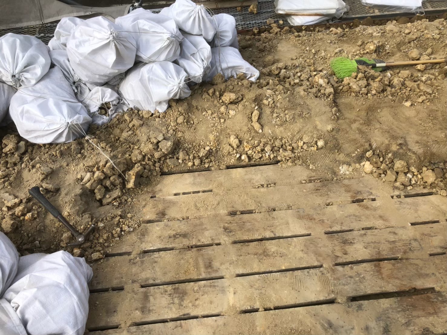 葺き土の下からバラ板